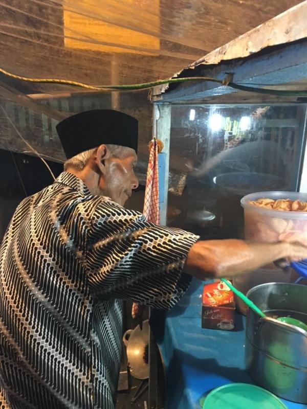 Foto Kakek penjual nasi uduk : Facebook/ Hafizah Sari