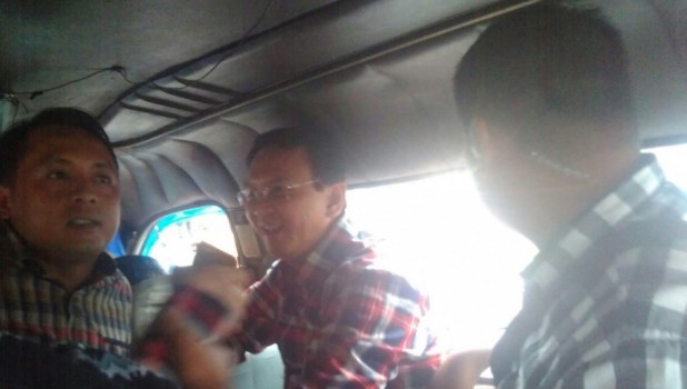 Foto Petahana calon Gubernur DKI Basuki Tjahaja Purnama Dievakuasi menggunakan mikrolet : © beritasatu.com