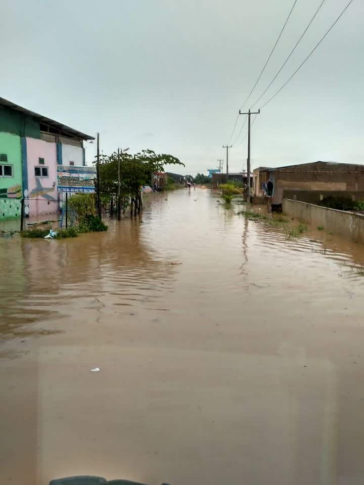 Foto banjir di wilayah Sei Nayon Batam Centre, senin (14/11) : Facebook