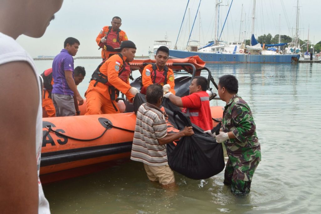 Foto proses evakuasi korban : whatsapp