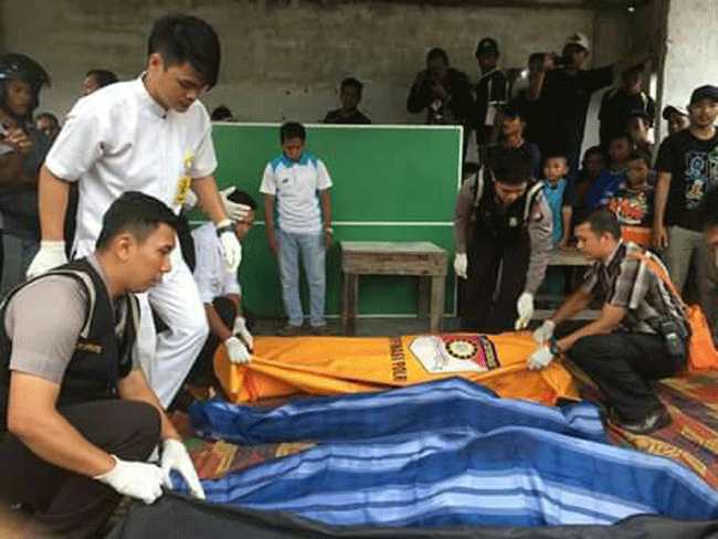 Korban tewas dievakuasi ke RS Bhayangkara, Nongsa. Foto: Asep Sandi/FB/WB