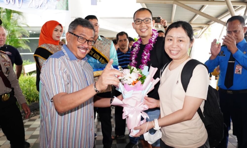 Wisman Myanmar Jadi Turis Pertama Yang Berlabuh Di Pelabuhan Ferry